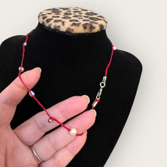 Faux pearls choker on red string - Picture 2 of 4